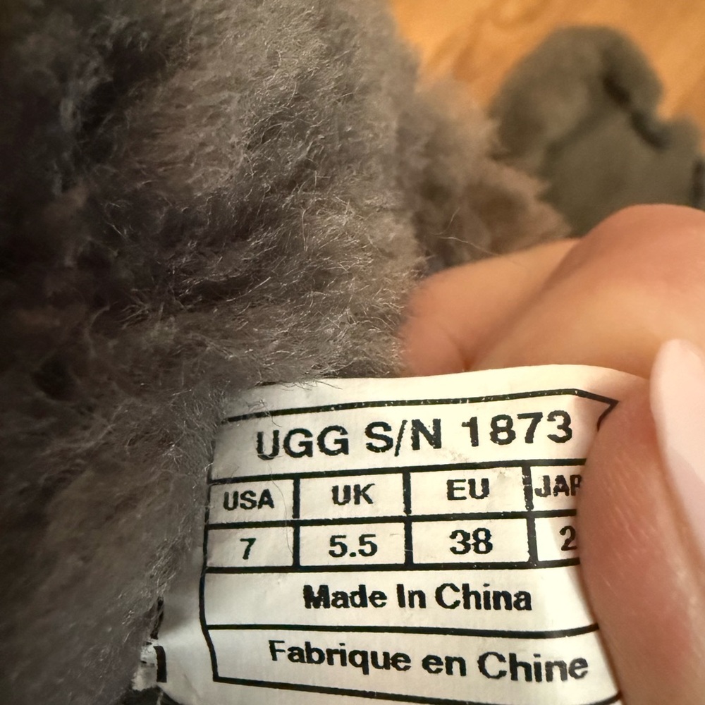 Ugg Gray Bailey Button Triplet Boot Euc - image 6